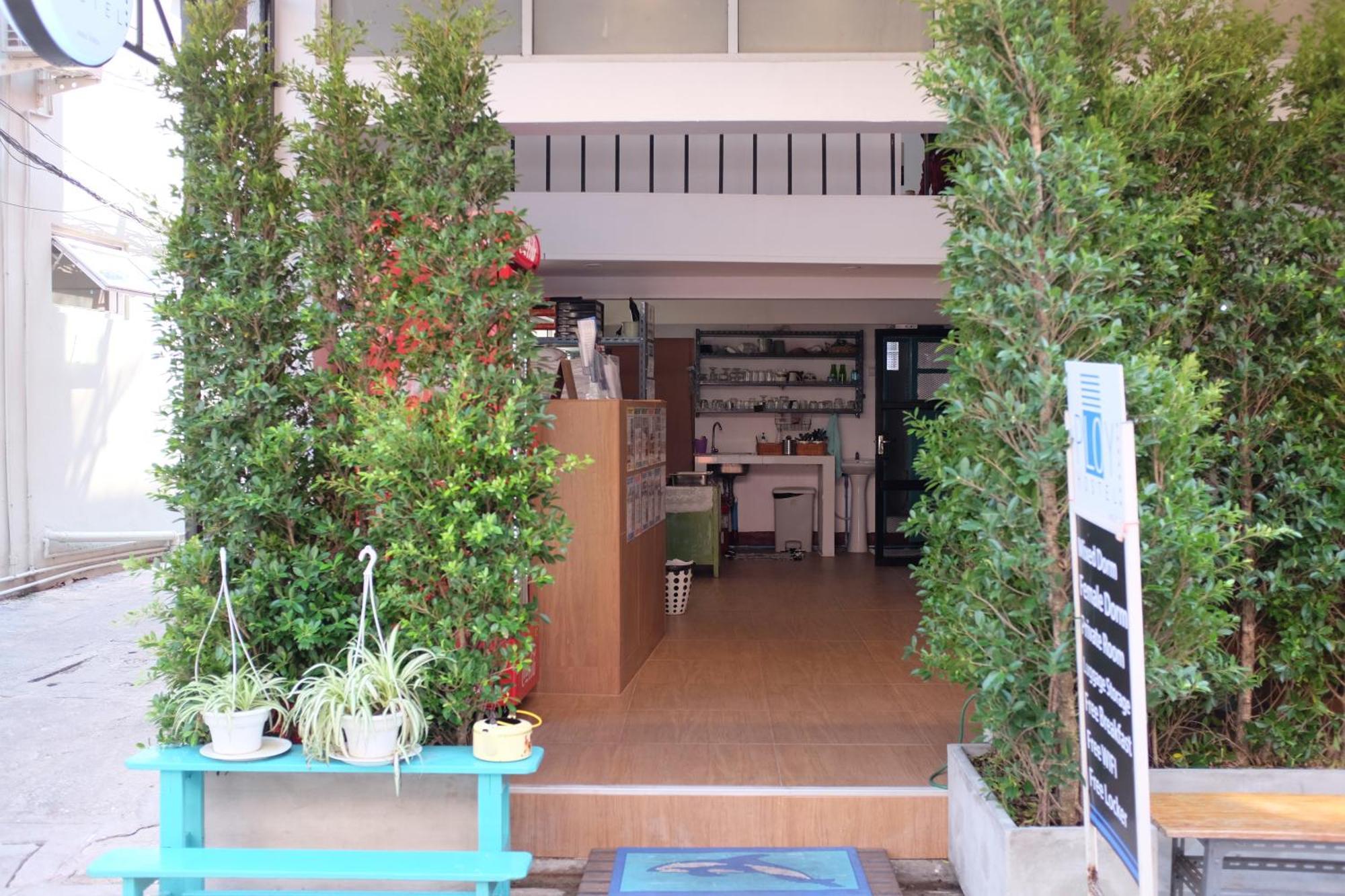 PLOY Hostel Bangkok Exterior foto