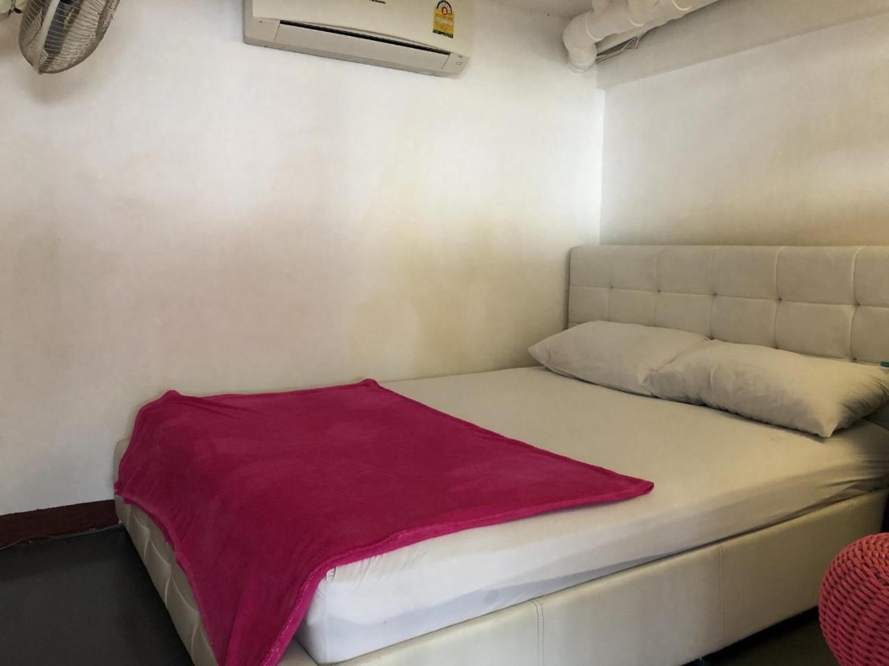 PLOY Hostel Bangkok Exterior foto