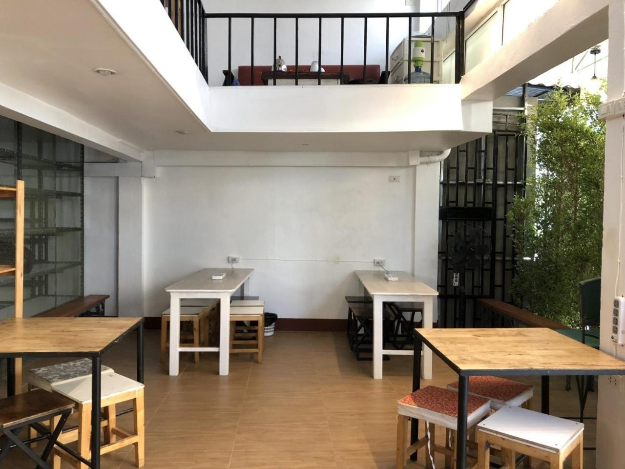 PLOY Hostel Bangkok Exterior foto