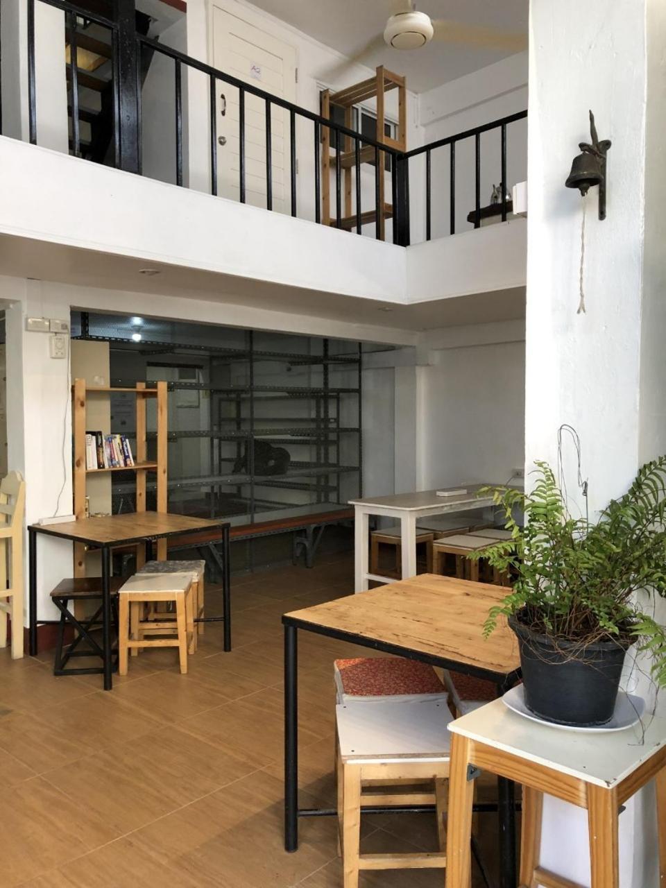 PLOY Hostel Bangkok Exterior foto